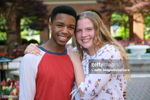 twaalf jarige jongen en meisje ervaren eerste liefde als vriend en vriendin. - 13 year old black girl stockfoto's en -beelden