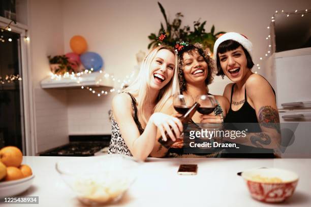 latino millennials die huispartij op de nacht van kerstmis hebben - girls night out stockfoto's en -beelden