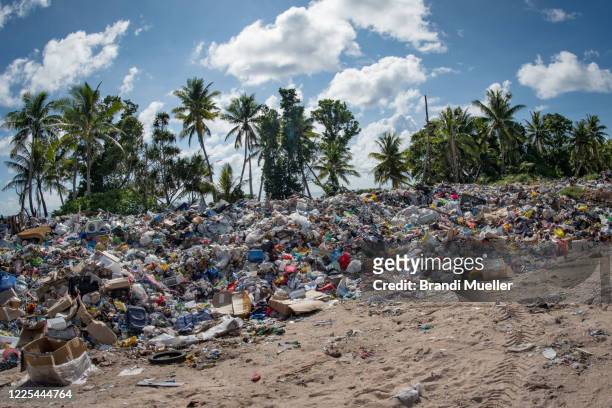 garbage on tuvalu - south pacific ocean fotografías e imágenes de stock