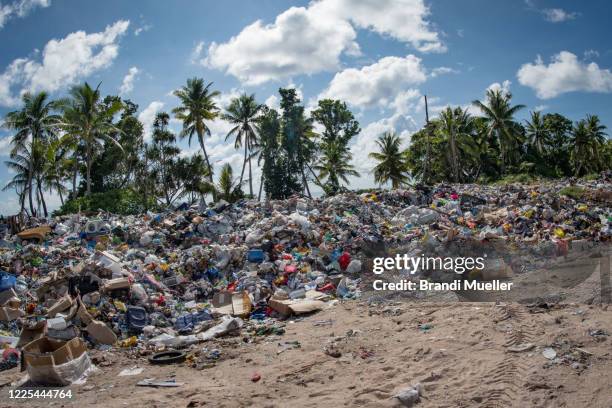 garbage on tuvalu - garbage polynesia stock pictures, royalty-free photos & images