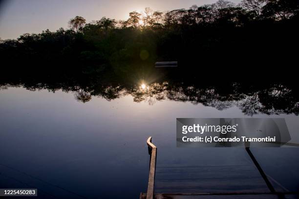 escada para o lago com reflexo do por do sol - reflexo stockfoto's en -beelden