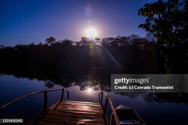 escada para o lago com reflexo do por do sol - reflexo stockfoto's en -beelden
