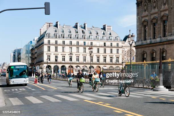 parigi - via rivoli con molti ciclisti (di solito ingorgo con le auto) dopo il blocco del covid 19. - boulevard foto e immagini stock
