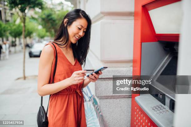 belles banques et achats asiatiques dans la ville - dab photos et images de collection