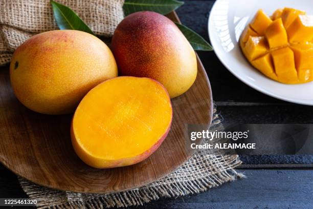 mango-komposition - mango piece stock-fotos und bilder