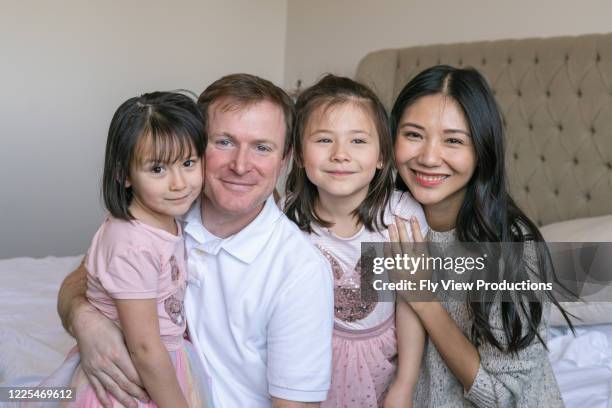 portret van een gelukkige familie - blended family stockfoto's en -beelden