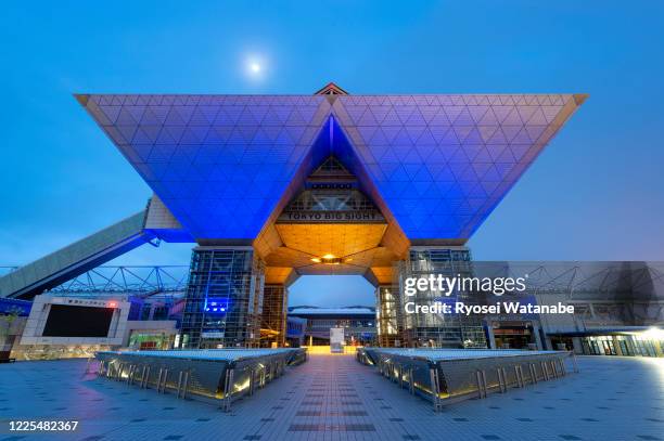 tokyo big sight von blau beleuchtet - tokyo big sight stock-fotos und bilder