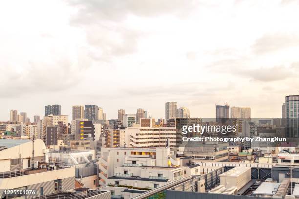 buildings in city against sky, at sunset, tokyo, japan. - 日本　住宅街 個照片及圖片檔