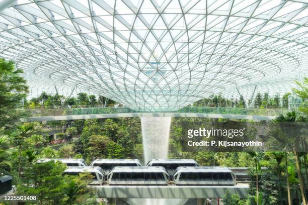 la plus haute chute d’eau vertex de singapour, le terminal de jewwl. - association of southeast asian nations photos et images de collection