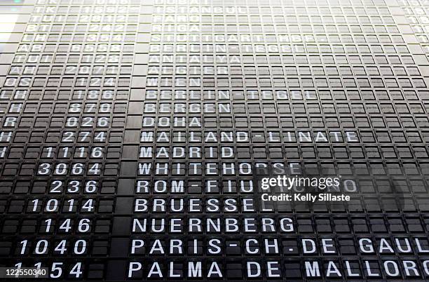 flight departure sign - arrivals imagens e fotografias de stock