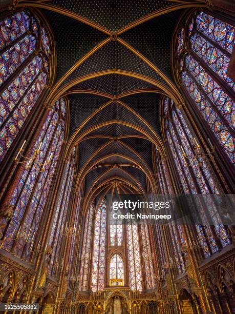 gothic arch ceiling and stained glass window saint chapelle, paris, france - sainte chapelle photos et images de collection