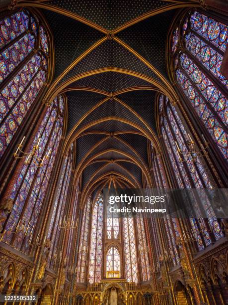 gothic arch ceiling and stained glass window saint chapelle, paris, france - sainte chapelle stock pictures, royalty-free photos & images