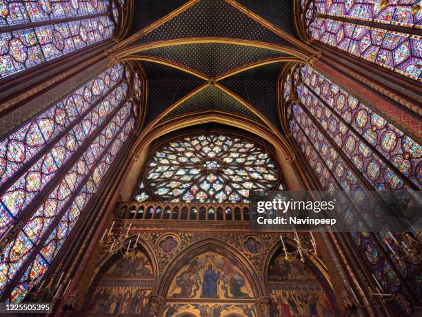 gothic arch ceiling and stained glass window saint chapelle, paris, france - sainte chapelle stock pictures, royalty-free photos & images