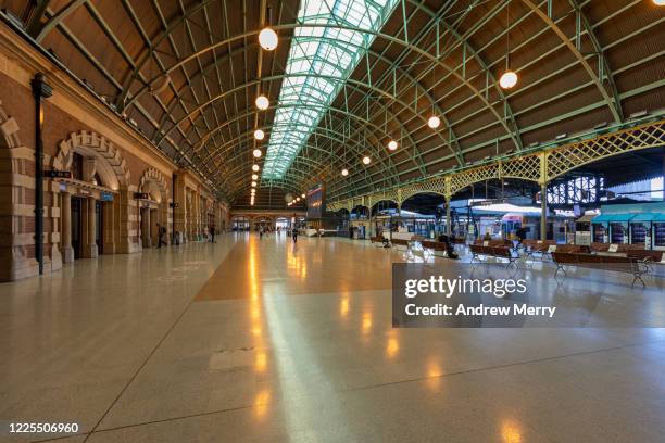 sydney central railway station during coronavirus pandemic lockdown and social distancing - underground station 個照片及圖片檔