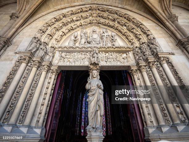 gothic arch ceiling and stained glass window saint chapelle, paris, france - the sainte chapelle paris bildbanksfoton och bilder