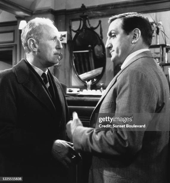 Les acteurs Bourvil et Lino Ventura sur le tournage du film "Le chemin des écoliers" de Michel Boisrond.