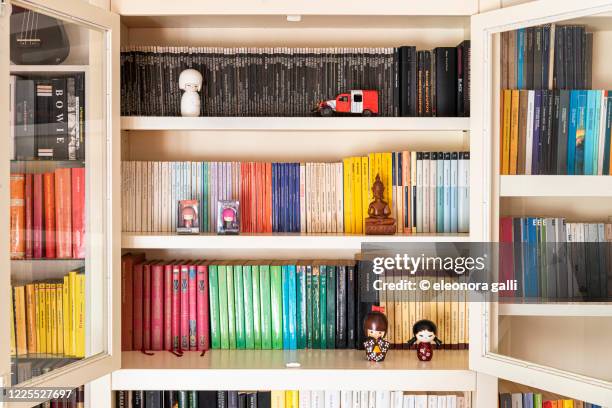 libreria di casa - tidy bookshelf stock pictures, royalty-free photos & images