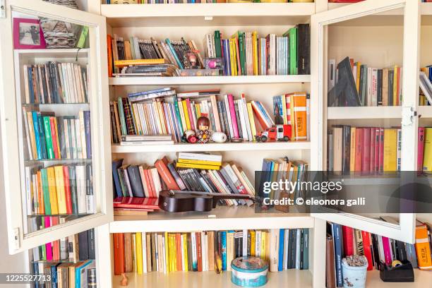 libreria in disordine - bookshelf foto e immagini stock