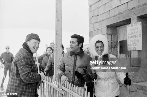 L'acteur Bourvil, le chanteur Gilbert Bécaud et la chanteuse Sheila aux sports d'hiver.