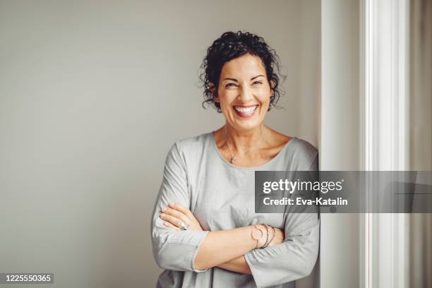 verticale d’une femme d’affaires confiante - femme et sourire photos et images de collection