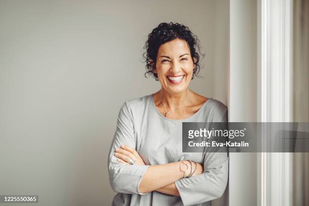 ritratto di donna d'affari fiduciosa - donne mature foto e immagini stock