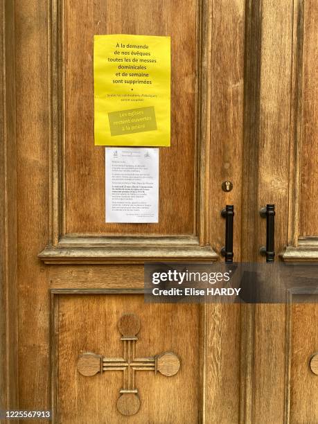 Affiche sur une porte d'église indiquant que les messes sont supprimées afin de se protéger contre le Covid-19 à Saint-Maur-des-Fossés, France, le 21...