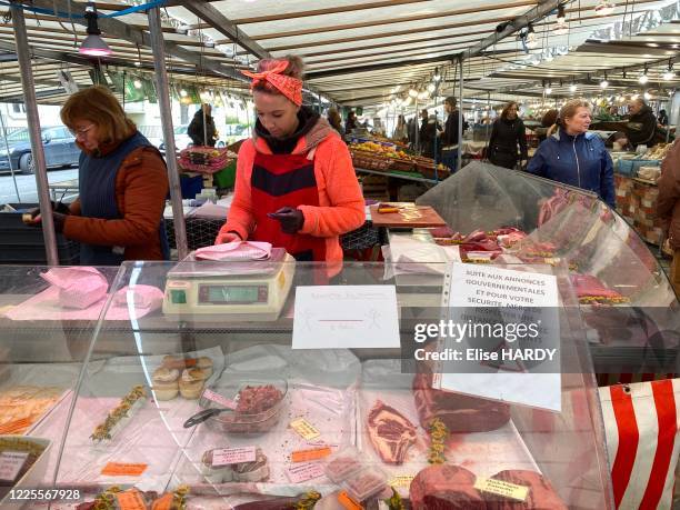 Affichette indiquant de respecter la distance de 1 mètre afin de se protéger contre le Covid-19 lors du marché de Saint-Maur-des-Fossés, France, le...