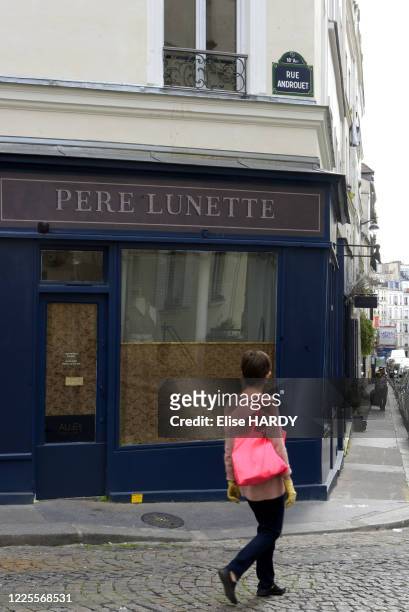 Femme passant devant un décor de cinéma "Pierre Lunette" reconstituant des façades datant de la Seconde Guerre Mondiale du film "Adieu M Haffeman"...