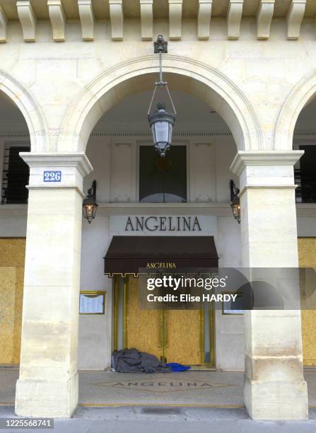 Dormant sur les marches du salon de thé Angelina dans la rue de Rivoli vide lors du confinement suite à l'épidémie de coronavirus , le 10 mai 2020, à...