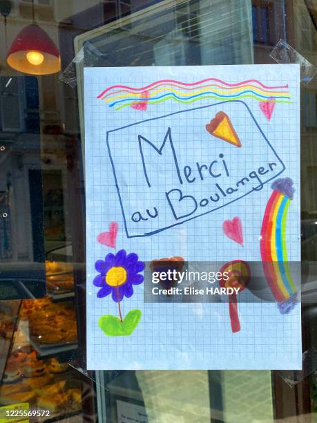 Dessin d'enfant collé sur une vitrine disant "Merci aux boulangers" lors du confinement suite au coronavirus à Saint-Maur-des-Fossés, France, le 25...