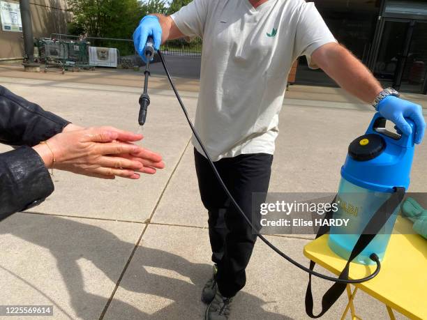 Désinfection des mains devant la jardinerie "Truffaut" lors du déconfinement suite à l'épidémie de Coranavirus Covid-19, le 12 mai 2020, à...