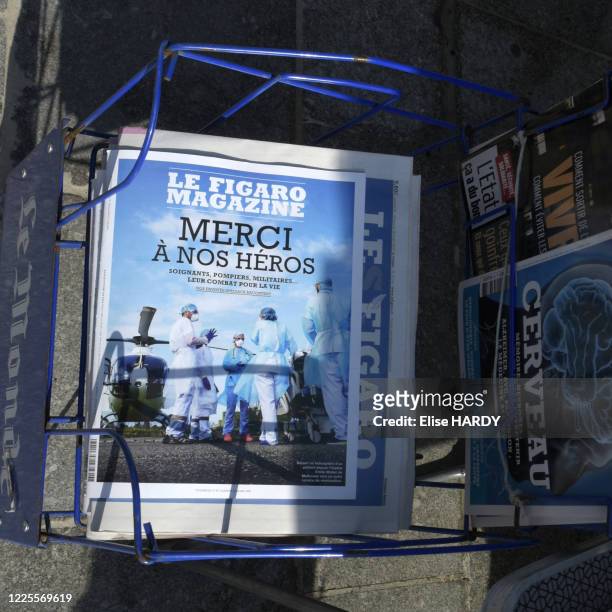 Le Figaro Magazine en vente dans un kiosque avec couverture "Merci à nos héros" dans la rue Saint-Honoré lors du confinement dû au coronavirus à...