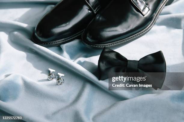 groom accessories. shoes, bow tie, and cufflinks. - cufflink fotografías e imágenes de stock