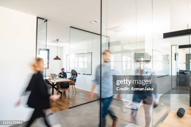 collègues d’affaires actifs et développement d’idées - mouvement flou photos et images de collection