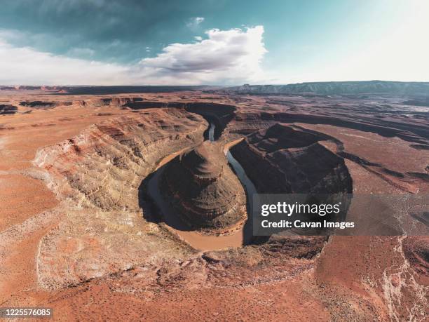 aerial views of the goosenecks in the san juan river - mexican hat fotografías e imágenes de stock