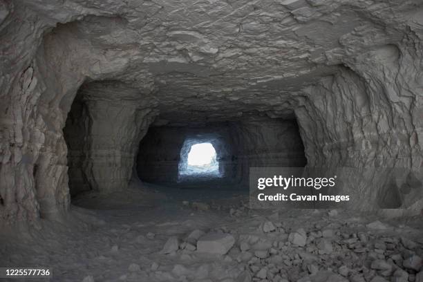 abandoned mine shafts in the california desert - kerker stockfoto's en -beelden