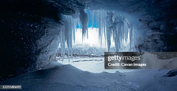 entrance to an ice cave on langj√∂kull glacier in iceland - ice cave imagens e fotografias de stock