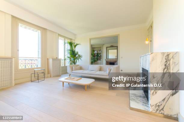 woonkamer in een luxe appartement. - parket stockfoto's en -beelden