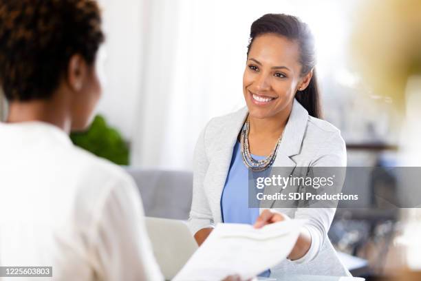 sourire, femme d’affaires adulte moyenne mains application d’emploi de femme méconnaissable - offre demploi photos et images de collection