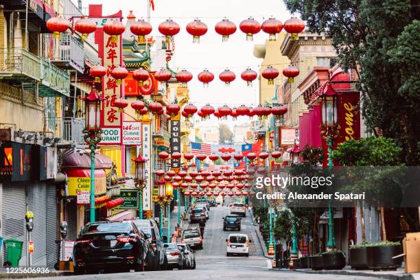 street with chinese lanterns in chinatown, san francisco, usa - san francisco californië stockfoto's en -beelden