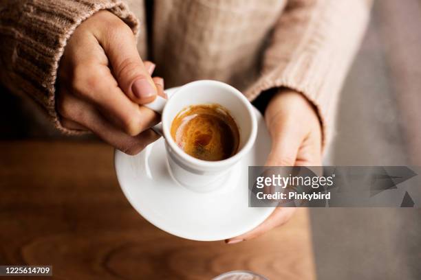tazza di caffè, mani della signora che tiene tazza di caffè, donna in possesso di una tazza bianca, espresso in tazza bianca - refreshment foto e immagini stock