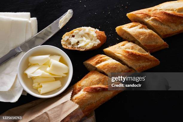 pan de pan y mantequilla - baguette butter fotografías e imágenes de stock