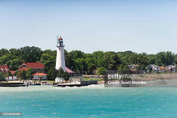 the lighthouse at fort gratiot, mi - ヒューロン湖 ストックフォトと画像