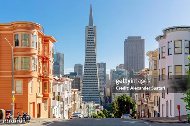 street with residential building and skyscrapers of san francisco financial district in the background, california, usa - san francisco street stockfoto's en -beelden
