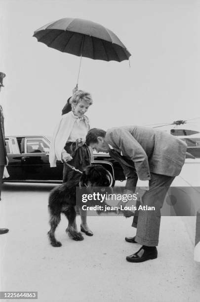 Ronald Reagan accueilli par sa femme, Nancy Reagan et son chien, Lucky