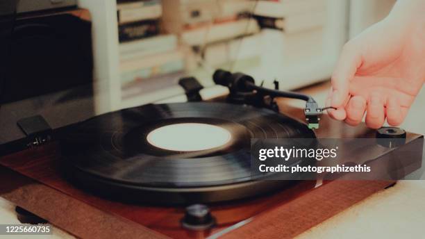 reproductor de discos de vinilo retro - record player fotografías e imágenes de stock