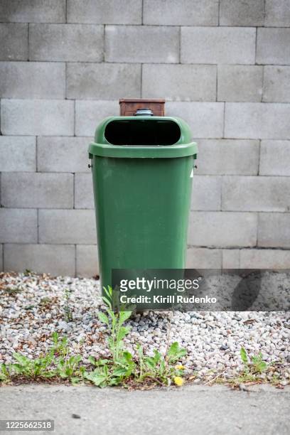 green garbage bin outside - recycling bins stock pictures, royalty-free photos & images