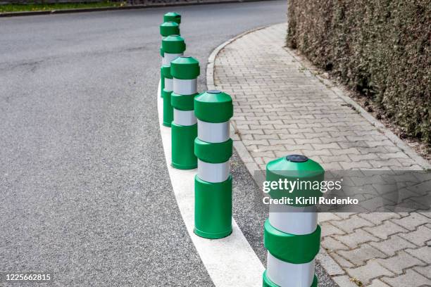 green road bollards - borne tactile photos et images de collection