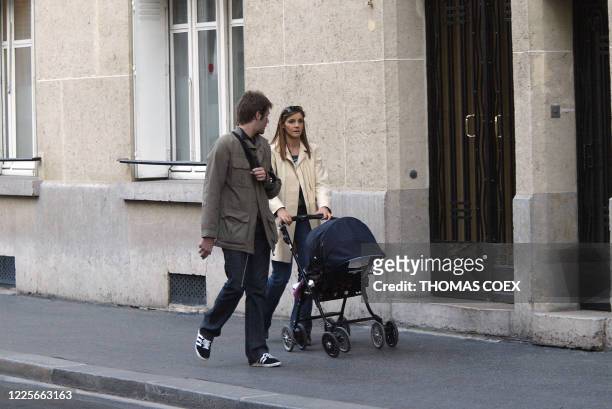 L'actrice Clotilde Courau et son mari le Prince Emmanuel Philibert de Savoie se promènent avec leur bébé Vittoria, le 29 mars 2004 à Paris. AFP PHOTO...