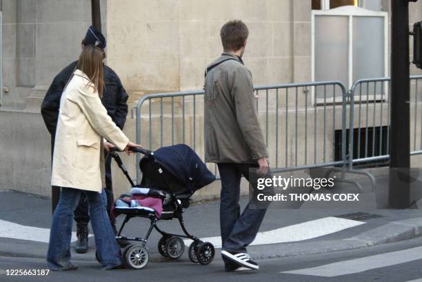 L'actrice Clotilde Courau et son mari le Prince Emmanuel Philibert de Savoie se promènent avec leur bébé Vittoria, le 29 mars 2004 à Paris. AFP PHOTO...